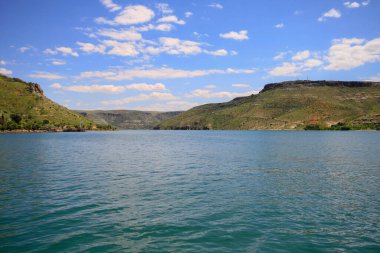 Halfeti, Sanliurfa ilinin bir ilçesidir. Şanlıurfa 'nın batısında yer almaktadır..