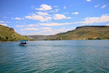 Halfeti, Sanliurfa ilinin bir ilçesidir. Şanlıurfa 'nın batısında yer almaktadır..