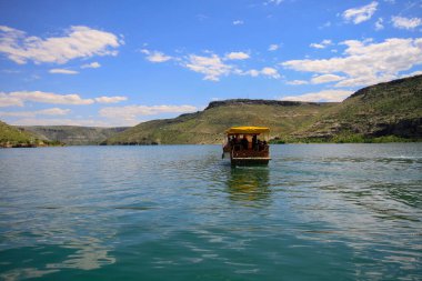 Halfeti, Sanliurfa ilinin bir ilçesidir. Şanlıurfa 'nın batısında yer almaktadır..