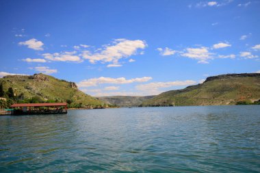 Halfeti, Sanliurfa ilinin bir ilçesidir. Şanlıurfa 'nın batısında yer almaktadır..