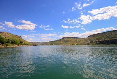 Halfeti, Sanliurfa ilinin bir ilçesidir. Şanlıurfa 'nın batısında yer almaktadır..