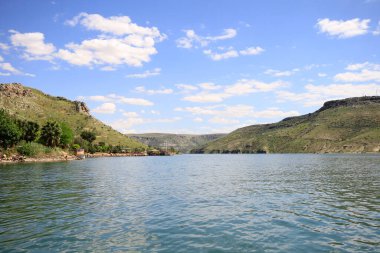 Halfeti, Sanliurfa ilinin bir ilçesidir. Şanlıurfa 'nın batısında yer almaktadır..