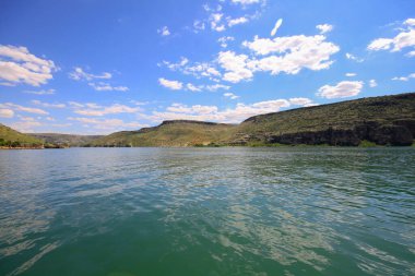 Halfeti, Sanliurfa ilinin bir ilçesidir. Şanlıurfa 'nın batısında yer almaktadır..