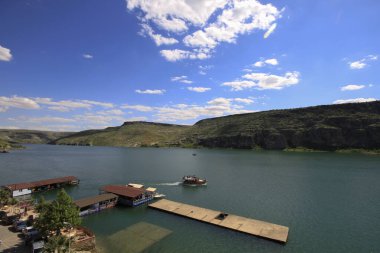 Halfeti, Sanliurfa ilinin bir ilçesidir. Şanlıurfa 'nın batısında yer almaktadır..