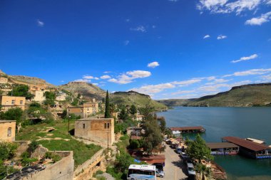 Halfeti, Sanliurfa ilinin bir ilçesidir. Şanlıurfa 'nın batısında yer almaktadır..
