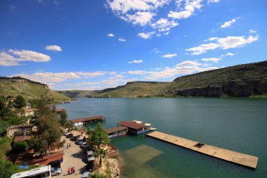 Halfeti, Sanliurfa ilinin bir ilçesidir. Şanlıurfa 'nın batısında yer almaktadır..