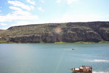 Halfeti, Sanliurfa ilinin bir ilçesidir. Şanlıurfa 'nın batısında yer almaktadır..