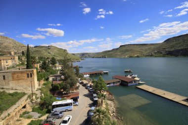 Halfeti, Sanliurfa ilinin bir ilçesidir. Şanlıurfa 'nın batısında yer almaktadır..