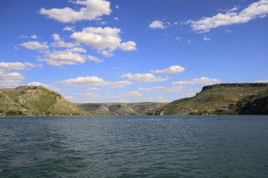 Halfeti, Sanliurfa ilinin bir ilçesidir. Şanlıurfa 'nın batısında yer almaktadır..