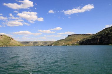 Halfeti, Sanliurfa ilinin bir ilçesidir. Şanlıurfa 'nın batısında yer almaktadır..