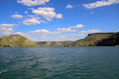 Halfeti, Sanliurfa ilinin bir ilçesidir. Şanlıurfa 'nın batısında yer almaktadır..