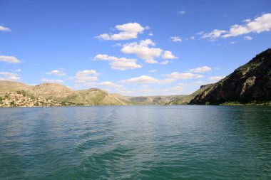 Halfeti, Sanliurfa ilinin bir ilçesidir. Şanlıurfa 'nın batısında yer almaktadır..