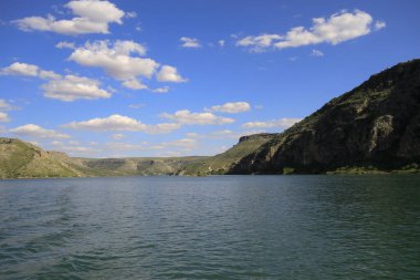Halfeti, Sanliurfa ilinin bir ilçesidir. Şanlıurfa 'nın batısında yer almaktadır..