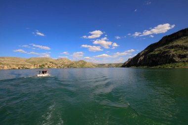 Halfeti, Sanliurfa ilinin bir ilçesidir. Şanlıurfa 'nın batısında yer almaktadır..