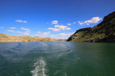 Halfeti, Sanliurfa ilinin bir ilçesidir. Şanlıurfa 'nın batısında yer almaktadır..