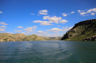 Halfeti, Sanliurfa ilinin bir ilçesidir. Şanlıurfa 'nın batısında yer almaktadır..