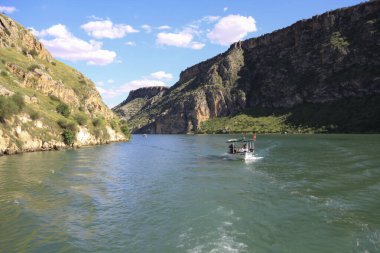 Halfeti, Sanliurfa ilinin bir ilçesidir. Şanlıurfa 'nın batısında yer almaktadır..