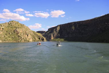 Halfeti, Sanliurfa ilinin bir ilçesidir. Şanlıurfa 'nın batısında yer almaktadır..