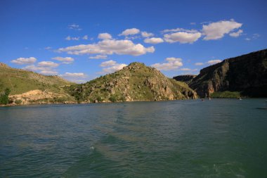 Halfeti, Sanliurfa ilinin bir ilçesidir. Şanlıurfa 'nın batısında yer almaktadır..