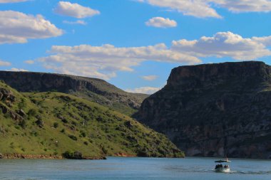 Halfeti, Sanliurfa ilinin bir ilçesidir. Şanlıurfa 'nın batısında yer almaktadır..