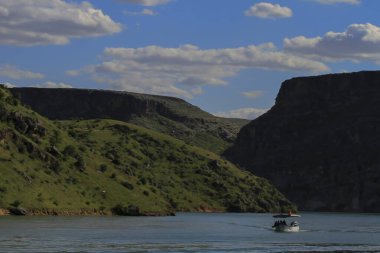 Halfeti, Sanliurfa ilinin bir ilçesidir. Şanlıurfa 'nın batısında yer almaktadır..