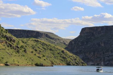 Halfeti, Sanliurfa ilinin bir ilçesidir. Şanlıurfa 'nın batısında yer almaktadır..