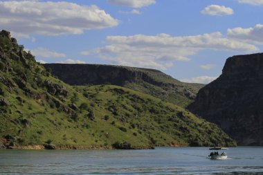 Halfeti, Sanliurfa ilinin bir ilçesidir. Şanlıurfa 'nın batısında yer almaktadır..