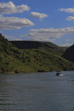 Halfeti, Sanliurfa ilinin bir ilçesidir. Şanlıurfa 'nın batısında yer almaktadır..