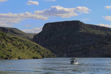Halfeti, Sanliurfa ilinin bir ilçesidir. Şanlıurfa 'nın batısında yer almaktadır..