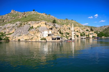 Halfeti, Sanliurfa ilinin bir ilçesidir. Şanlıurfa 'nın batısında yer almaktadır..