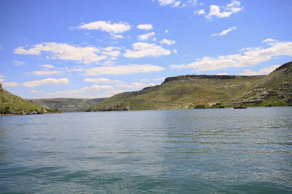 Halfeti, Sanliurfa ilinin bir ilçesidir. Şanlıurfa 'nın batısında yer almaktadır..