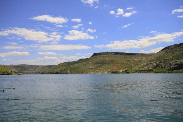 Halfeti, Sanliurfa ilinin bir ilçesidir. Şanlıurfa 'nın batısında yer almaktadır..
