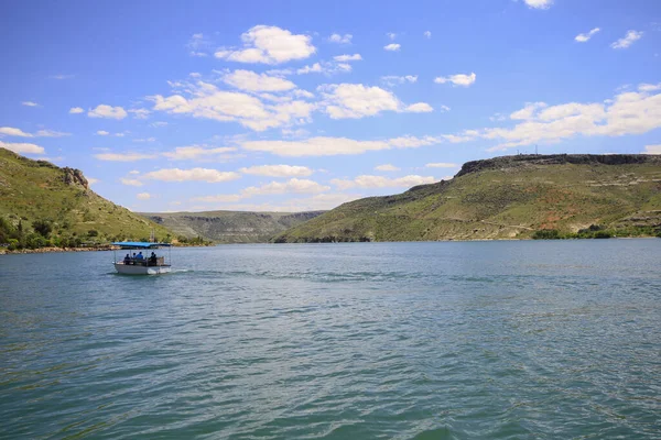 Halfeti, Sanliurfa ilinin bir ilçesidir. Şanlıurfa 'nın batısında yer almaktadır..