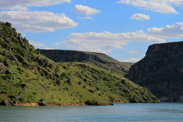 Halfeti, Sanliurfa ilinin bir ilçesidir. Şanlıurfa 'nın batısında yer almaktadır..