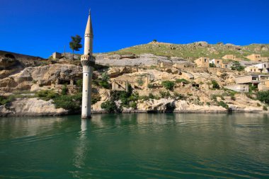 Halfeti, Sanliurfa ilinin bir ilçesidir. Şanlıurfa 'nın batısında yer almaktadır..
