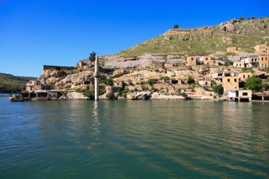 Halfeti, Sanliurfa ilinin bir ilçesidir. Şanlıurfa 'nın batısında yer almaktadır..