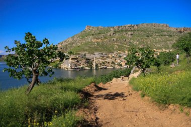Halfeti, Sanliurfa ilinin bir ilçesidir. Şanlıurfa 'nın batısında yer almaktadır..
