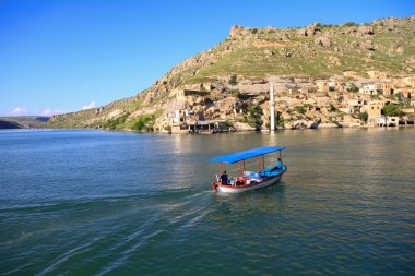 Halfeti, Sanliurfa ilinin bir ilçesidir. Şanlıurfa 'nın batısında yer almaktadır..