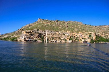Halfeti, Sanliurfa ilinin bir ilçesidir. Şanlıurfa 'nın batısında yer almaktadır..