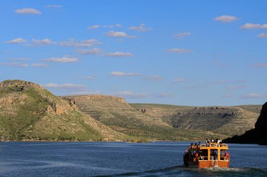 Halfeti, Sanliurfa ilinin bir ilçesidir. Şanlıurfa 'nın batısında yer almaktadır..