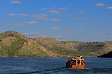 Halfeti, Sanliurfa ilinin bir ilçesidir. Şanlıurfa 'nın batısında yer almaktadır..