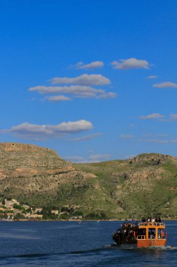 Halfeti, Sanliurfa ilinin bir ilçesidir. Şanlıurfa 'nın batısında yer almaktadır..
