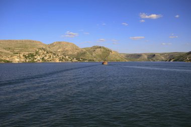 Halfeti, Sanliurfa ilinin bir ilçesidir. Şanlıurfa 'nın batısında yer almaktadır..