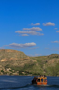 Halfeti, Sanliurfa ilinin bir ilçesidir. Şanlıurfa 'nın batısında yer almaktadır..