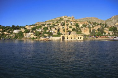 Halfeti, Sanliurfa ilinin bir ilçesidir. Şanlıurfa 'nın batısında yer almaktadır..