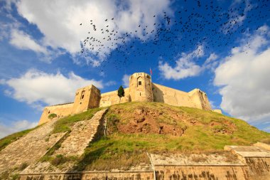 Gaziantep Kalesi, Gaziantep 'in merkezinde bir tepenin üzerine inşa edilmiş bir kaledir. Ne zaman inşa edildiği bilinmemekle birlikte, Roma döneminde gözlem amaçlı kullanıldığı bilinmektedir..