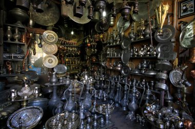 Bakrclar ars Gaziantep 'te tarihi bir pazardır. Çarşı adını orada satılan bakır parçalarından almış..