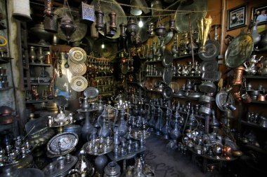 Bakrclar ars Gaziantep 'te tarihi bir pazardır. Çarşı adını orada satılan bakır parçalarından almış..