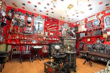 Bakrclar ars Gaziantep 'te tarihi bir pazardır. Çarşı adını orada satılan bakır parçalarından almış..