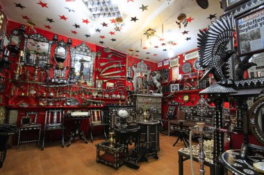 Bakrclar ars Gaziantep 'te tarihi bir pazardır. Çarşı adını orada satılan bakır parçalarından almış..